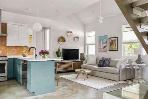 2BR Bungalow Near Lady Bird Lake & Rainey Street in Austin, USA