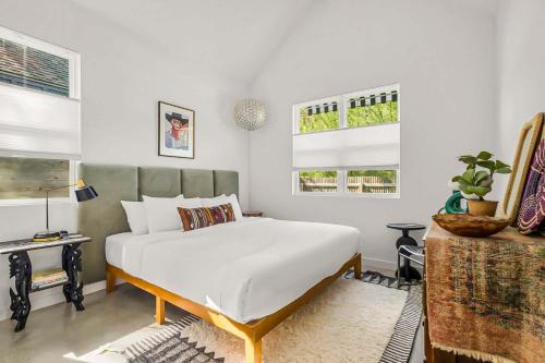 2BR Bungalow Near Lady Bird Lake & Rainey Street in Austin, USA