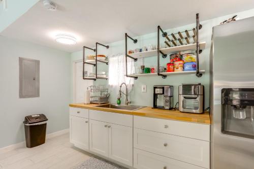 6 Mi to Riviera Beach WPB Retreat with Pool Access! in West Palm Beach, USA