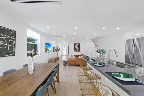 Up to 12 guests! Modern Villa near Wynwood 29! in Miami, USA