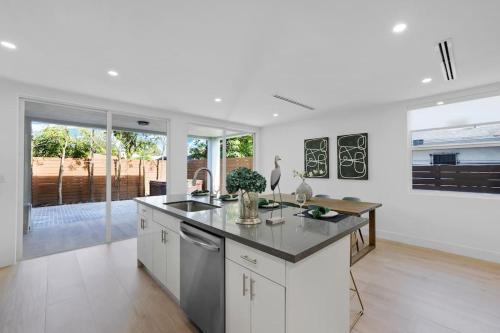 Up to 12 guests! Modern Villa near Wynwood 29! in Miami, USA
