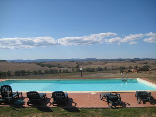  Large farmhouse in Tuscany with garden and pool, Pension in Casetta