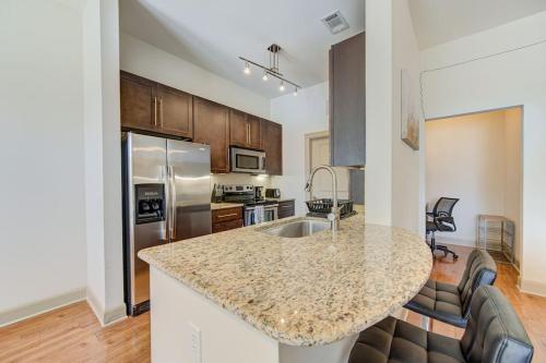 Spacious 1BR near NRG Pool, Free Wi-Fi & Parking in Houston, USA