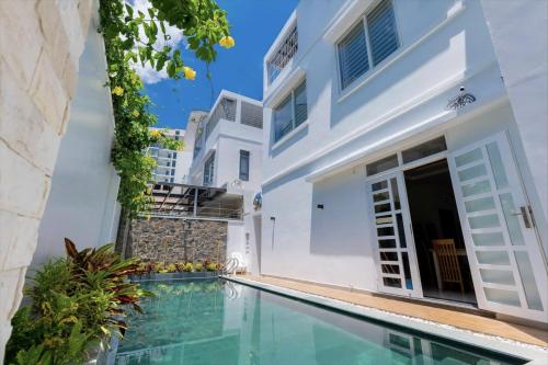8 bedrooms, 14 beds