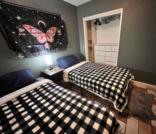2 or 3 Rooms, Private Bath, Family and Pet Friendly in Lake Elsinore, USA