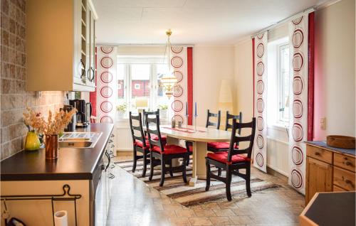 virtuve, Gorgeous Home In Älmeboda With Sauna (Gorgeous Home In Almeboda With Sauna) in Lappamala