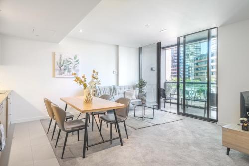 Waterside Docklands 1BR apt with Pool WIFI Parking, Melbourne