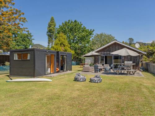 The Bach at 44 - Cooks Beach Holiday Home, Cooks Beach