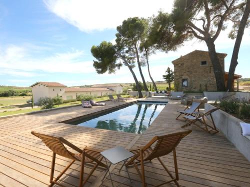 Luxury Holiday Home in Aspiran with Swimming Pool gîte à louer Nébian