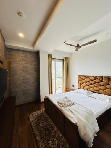 White breeze 3bhk flexigo stays White breeze 3bhk flexigo stays