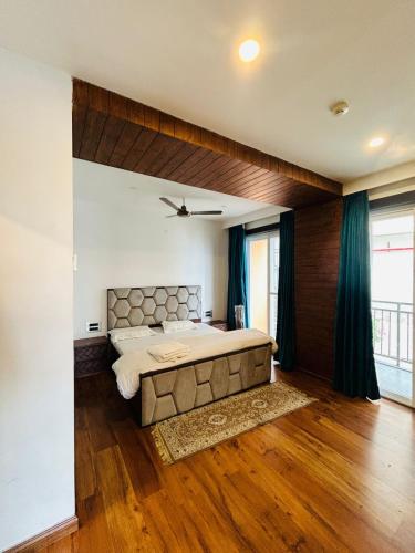 White breeze 3bhk flexigo stays White breeze 3bhk flexigo stays