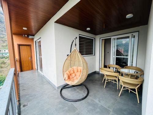 White breeze 3bhk flexigo stays White breeze 3bhk flexigo stays