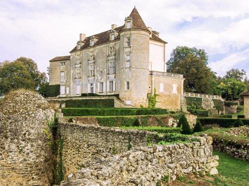 Cozy Cottage in Bourgnac with bubble bath