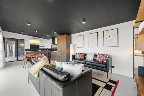 The Outlook on Mount Louis - Stunning Views in แบล๊คแมน เบย์