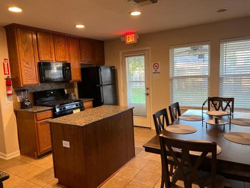 Cozy Home in Spring Texas 20 minutes from IAH Airport AC Wifi Laundry in Spring, USA