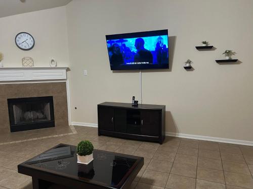 Cozy Home in Spring Texas 20 minutes from IAH Airport AC Wifi Laundry in Spring, USA