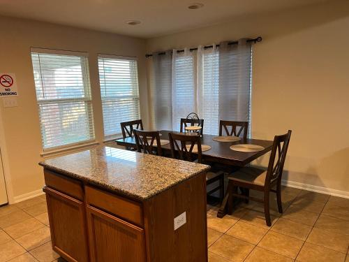 Cozy Home in Spring Texas 20 minutes from IAH Airport AC Wifi Laundry in Spring, USA