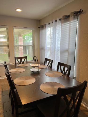 Cozy Home in Spring Texas 20 minutes from IAH Airport AC Wifi Laundry in Spring, USA