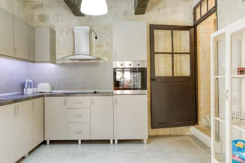 VLT214 - Charming Valletta Townhouse, Valletta (photo 8)