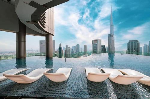 Highest Infinity Pool Burj Khalifa View, Dubái