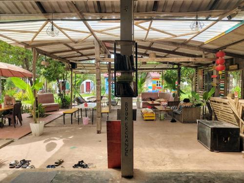 Quầy bar/Pub, The Bear Bungalow in Kampot