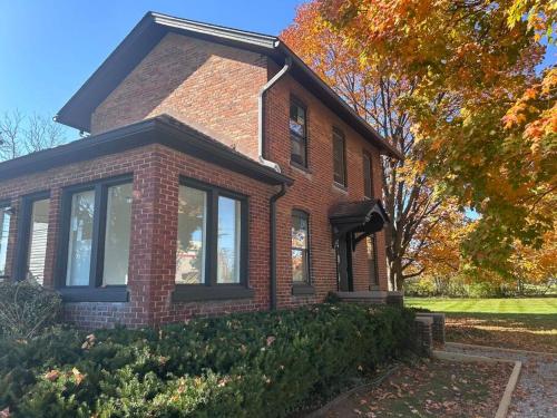 New 2024-Renovated Modern Farmhouse - 4 Bed Top Floor Unit in Ann Arbor, USA