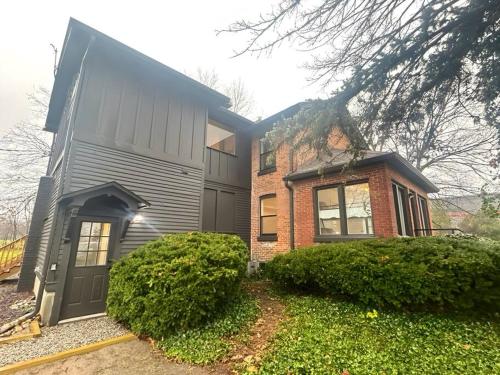 New 2024-Renovated Modern Farmhouse - 4 Bed Top Floor Unit in Ann Arbor, USA