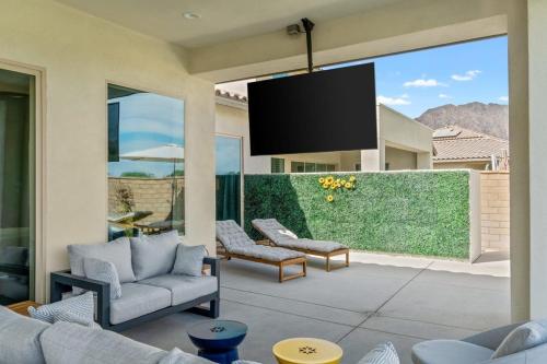 Desert Paradise by VARE 18th Hole Golf Views at PGA West in La Quinta, USA