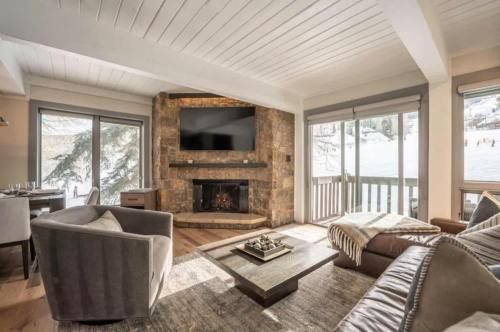 Renovated 2 BR Condo w Hot Tub -Mountain Views! thumb 2