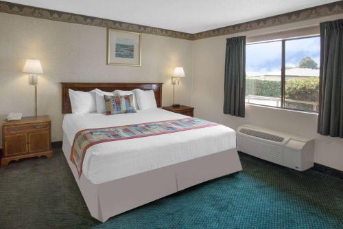Travelodge by Wyndham Costa Mesa Newport Beach Hacienda in Costa Mesa, USA