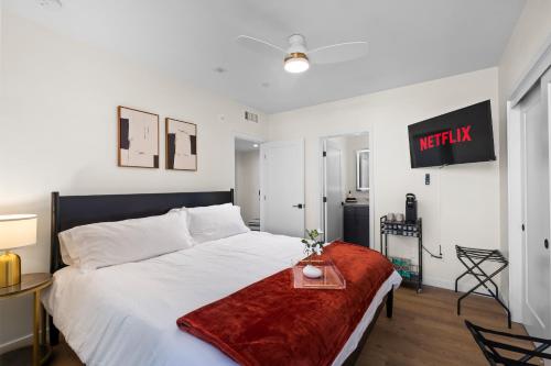 Modern 2 Bedroom King Bed EVCharger Pet-Friendly Balcony detail