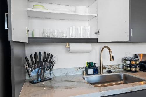 Modern 2bd w EV Near Airport & Beaches in San Diego, USA