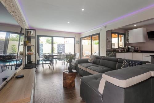 Les Villas Jasmin Standing Piscine Chauffee Jacuzzi 5 Ch 14 Pers in Baie-Mahault