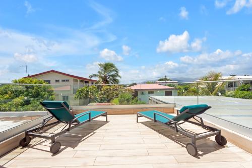 Les Villas Jasmin Standing Piscine Chauffee Jacuzzi 5 Ch 14 Pers in Baie-Mahault
