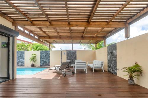 Les Villas Jasmin Standing Piscine Chauffee Jacuzzi 5 Ch 14 Pers in Baie-Mahault