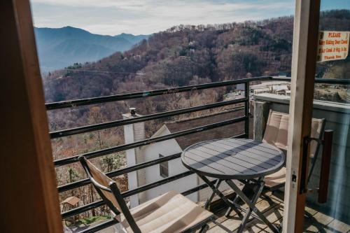 Smoky Mountains 2BR Stunning Condo in Gatlinburg, USA