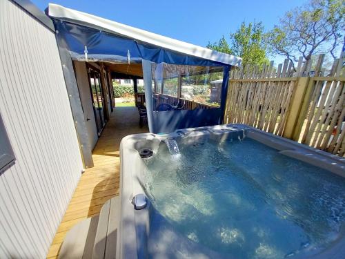 Karstais baseins, Camping Les Brillas in Les Moutiers-en-Retz