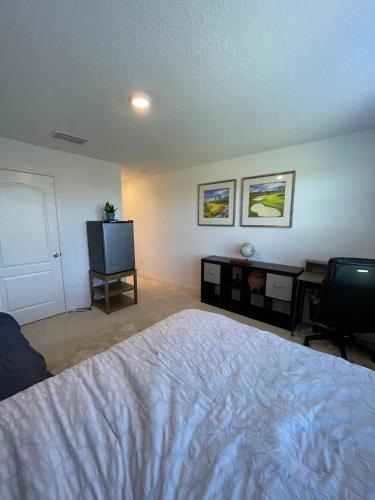 Pond-View Master Bedroom at a Share House Near Orlando Disney in Davenport, USA