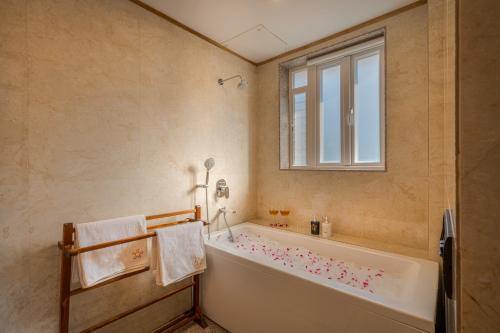 Bathroom, SaffronStays Ryewood Park Estate in Khandala