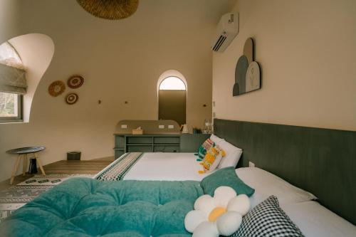 1 queen bed, 1 sofa bed