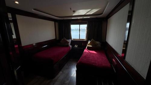 River Boat - Photo 2