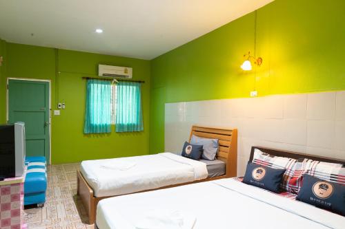 RoomQuest Amphawa Vaylasamran - Tap to explore photos