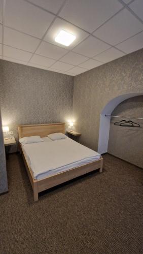 1 queen bed, 1 sofa bed
