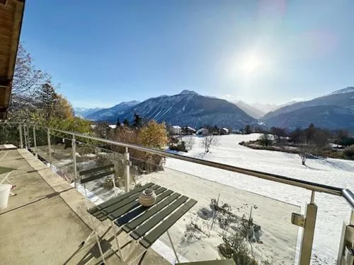 Sunny Lily facing the swiss Alps - Crans Montana in Mollens, Schweiz
