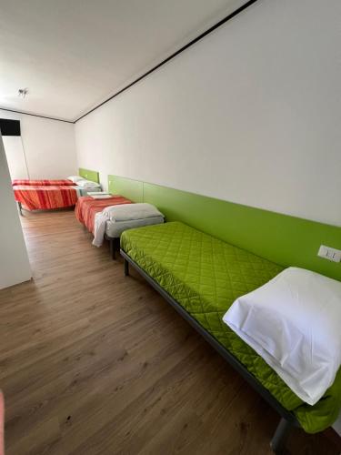4 twin beds