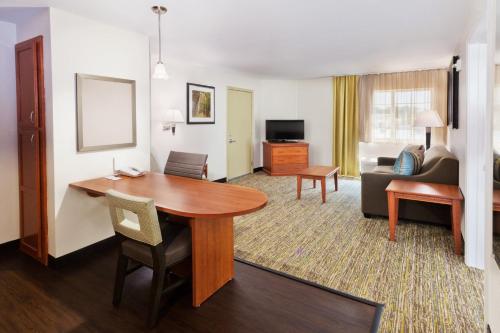 Candlewood Suites Eastchase Park an IHG Hotel - image 10