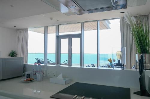 Mira Holiday Homes - Luxury 1 bedroom with sea view, Дубай (фото 10)