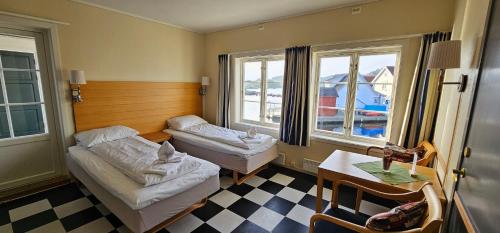 2 twin beds