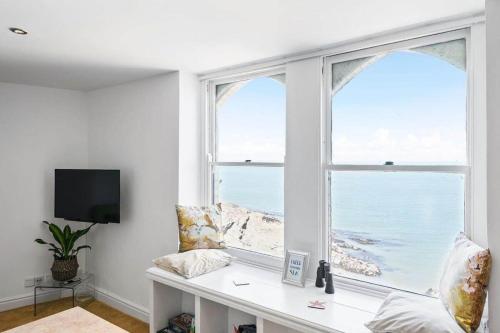 Stylish Flat with Stunning Sea Views Ilfracombe, Ilfracombe (photo 2)