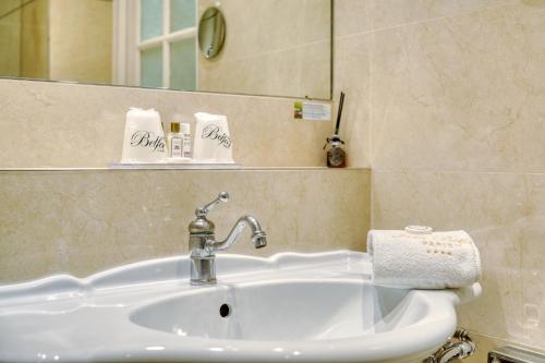 Standard Twin Room with Arc de Triomphe View image 8